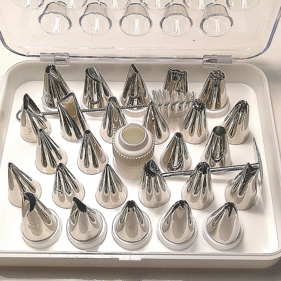 Wilton deluxe decorating tip set